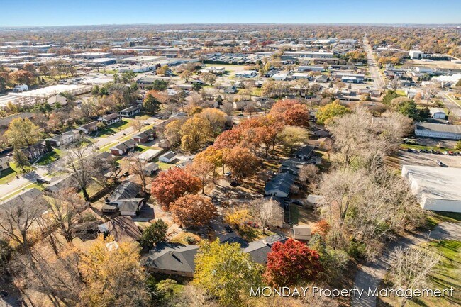 Building Photo - 945-947 Lancashire Ct SE