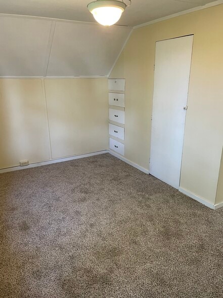 Building Photo - 206 Wales Rd NE