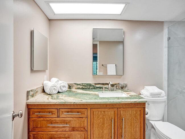 Building Photo - 3150 N Palm Aire Dr