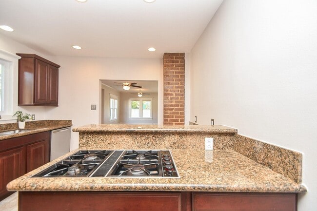 Building Photo - 4625 Pineridge St