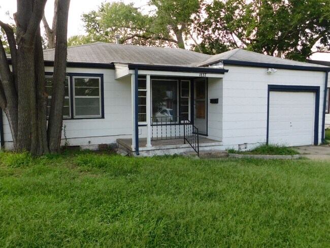 Primary Photo - Charming 2 bedroom, 1 bathroom home locate...