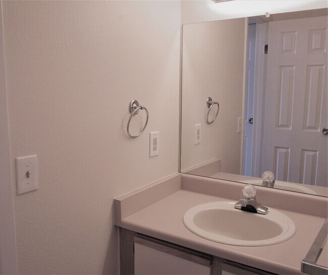 Building Photo - Fabulous Third Floor Two Bedroom With Views!