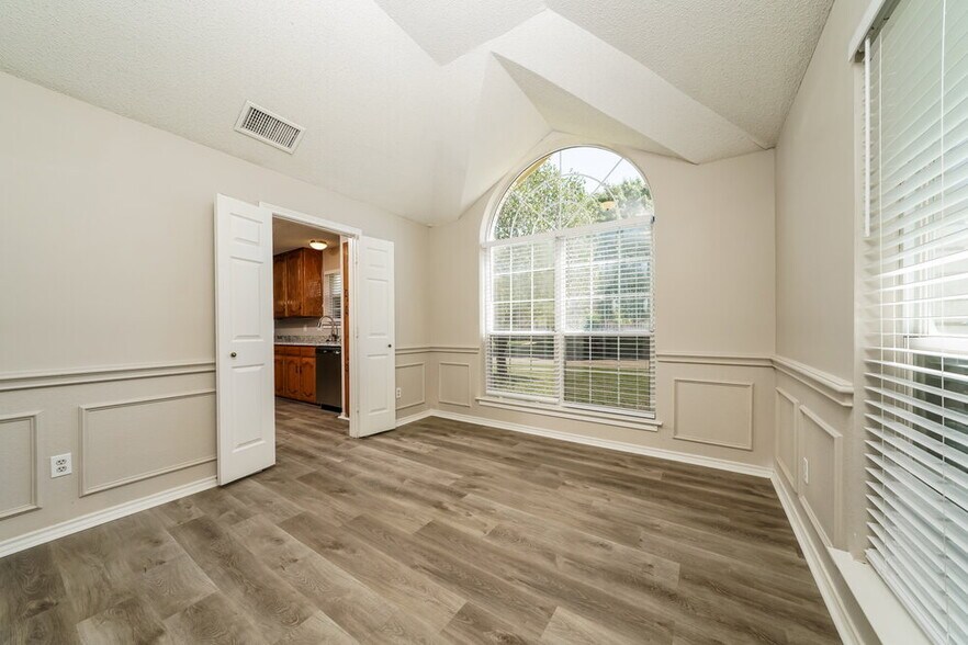 Building Photo - 601 Wedgewood Dr