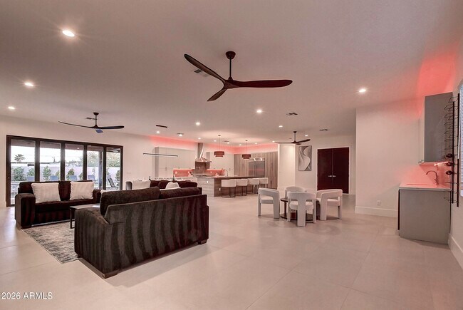 Building Photo - 6401 E Larkspur Dr