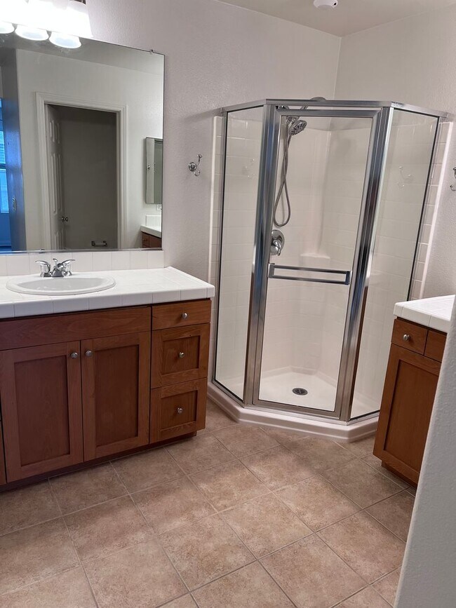 Building Photo - Lovely Townhome In The Spectrum Community For Lease