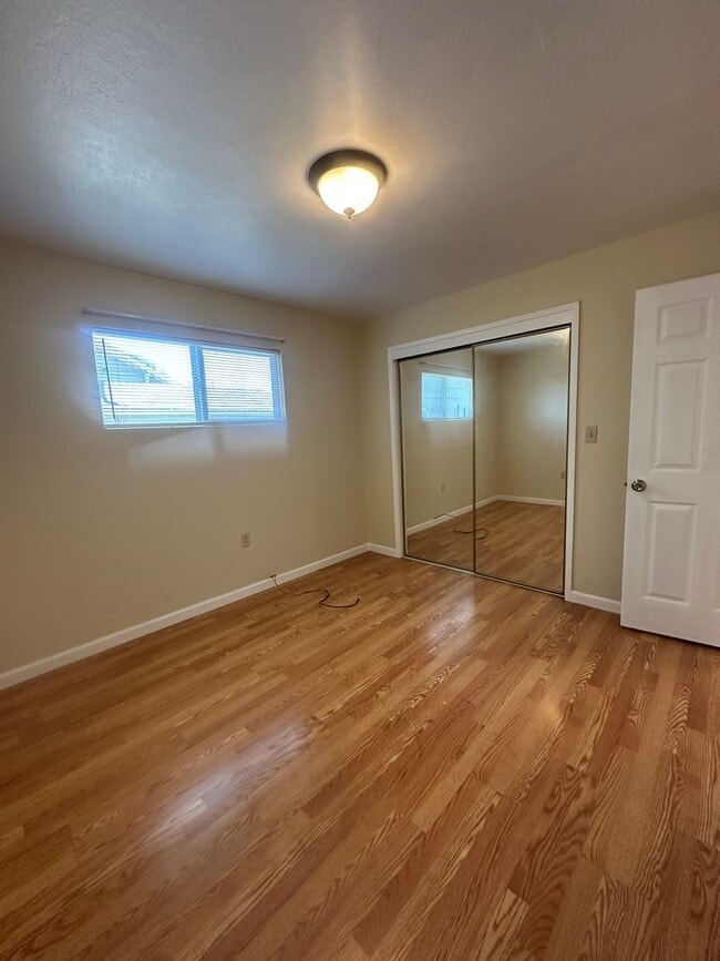 Building Photo - Cozy and Cute 1 Bedroom on Broadway!