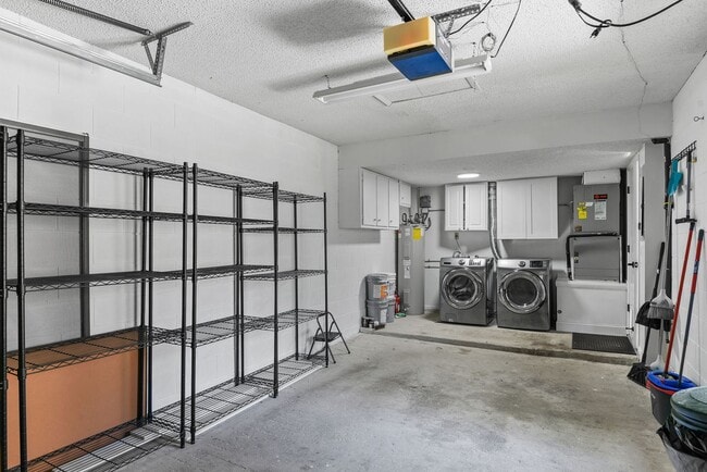 Building Photo - Charming Townhouse for Lease