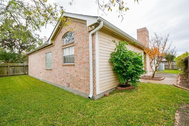 Building Photo - 1511 Beaconshire