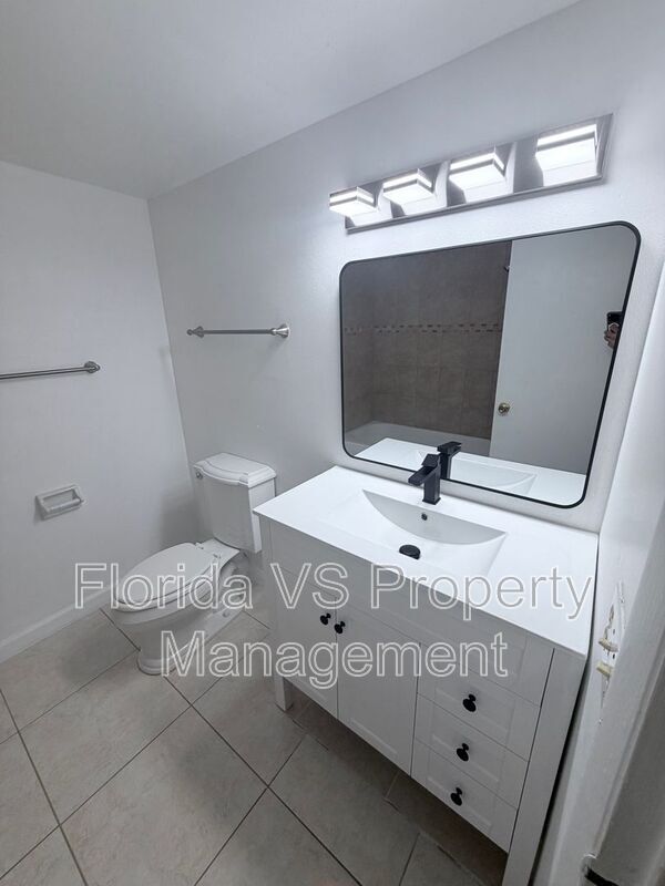 Building Photo - 925 W Oak Ridge Rd