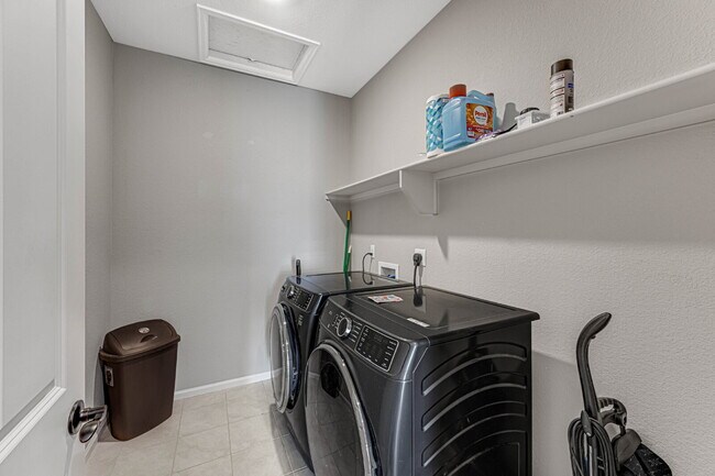 Building Photo - $4,795.00, 5 bed, 3.5 bath located in Denver.