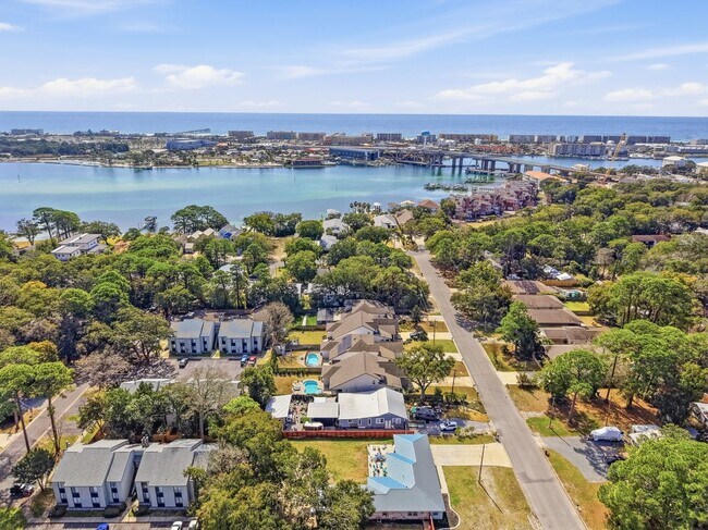 Building Photo - Stunning 4 Bedroom Home with Solar Energy & Private Pool!