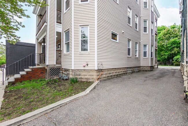 Building Photo - 279 Concord Ave