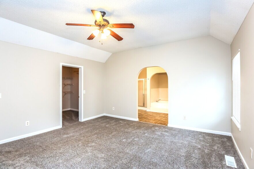 Building Photo - 2775 Waterford Park Dr