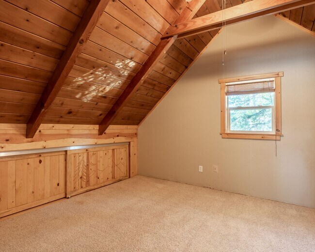 Building Photo - Charming pet friendly craftsman style home...