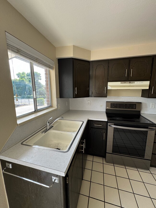 Building Photo - South 520 Fourplex