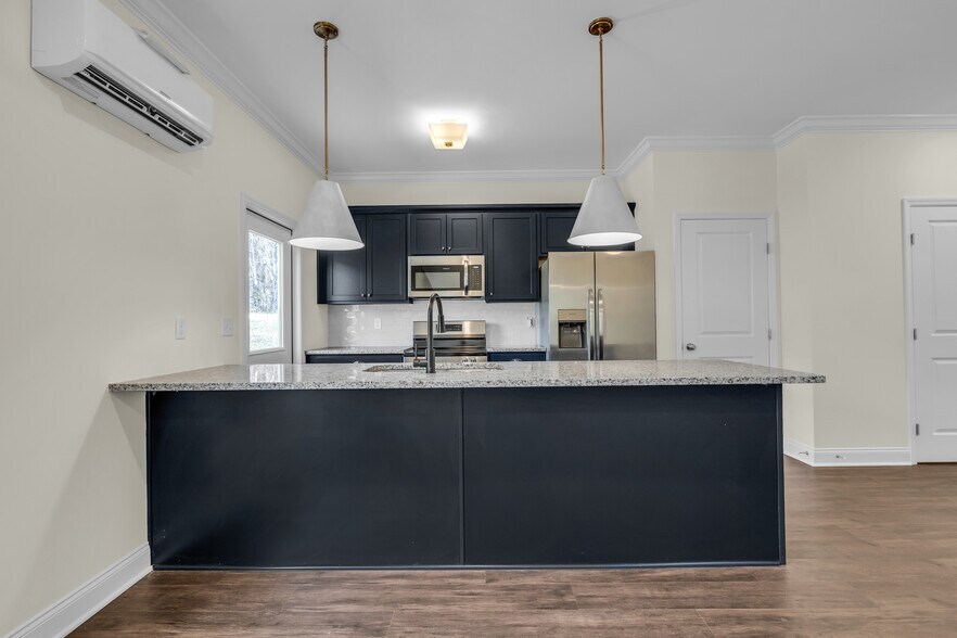 Building Photo - 5563 Stream Ln