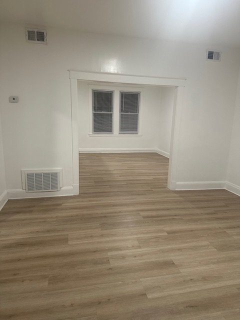 Building Photo - 2700 Roslyn Ave