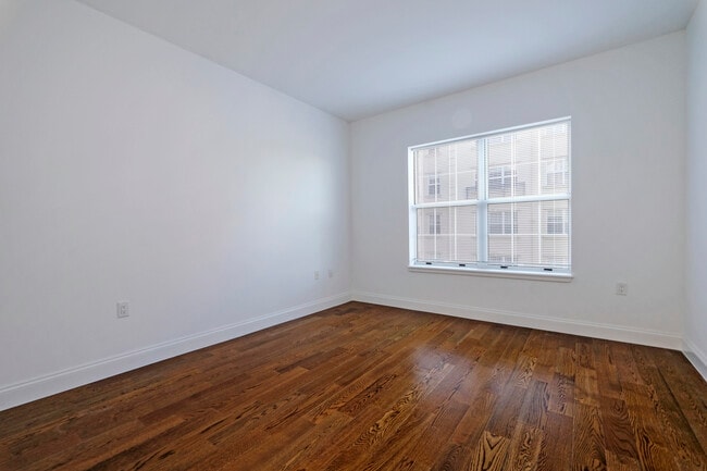 Building Photo - 10 Byron Pl