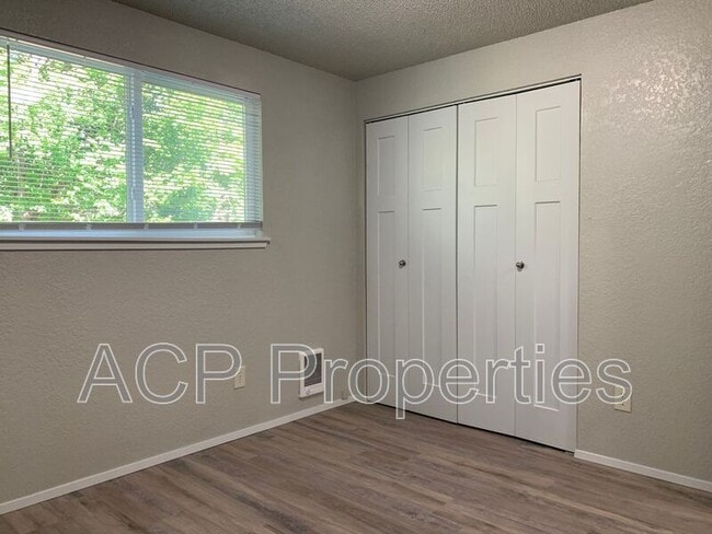 Building Photo - 3618 E Rusley Dr