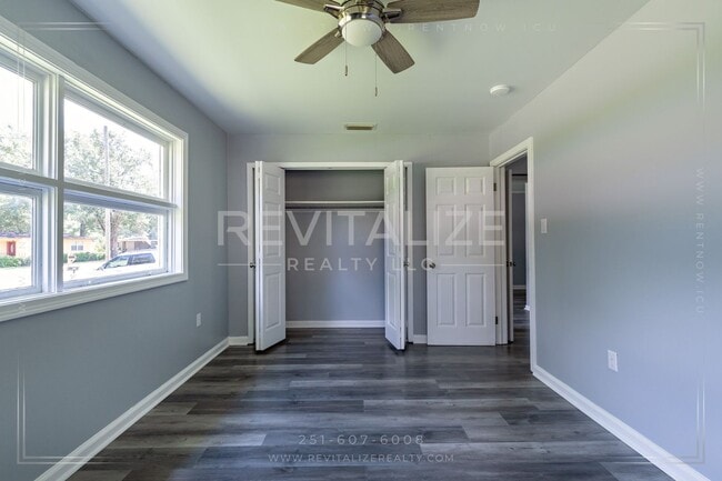 Building Photo - Charming 3-Bedroom Home with Unique Dual E...