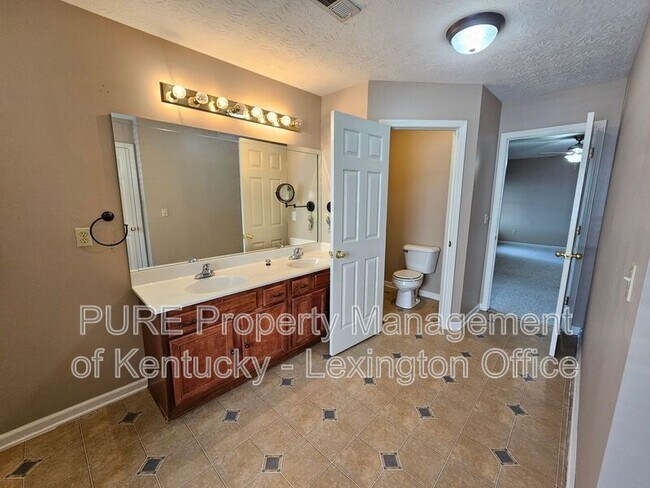 Building Photo - 528 Newbury Way
