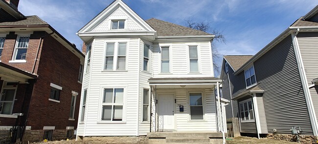 Front - 400 Wyandotte Ave