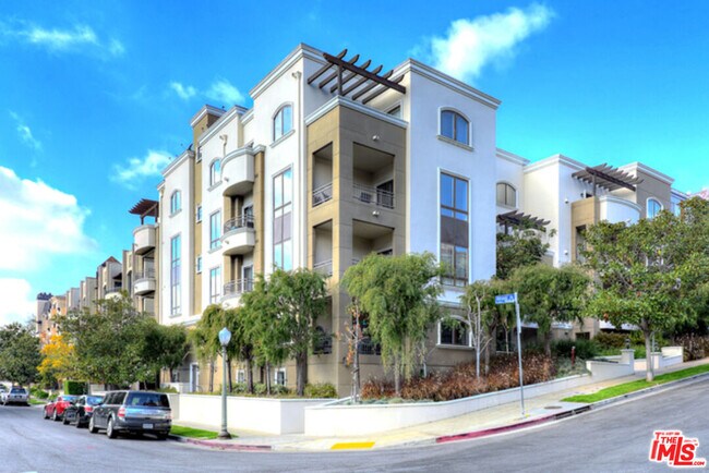 Building Photo - 2347 Fox Hills Dr