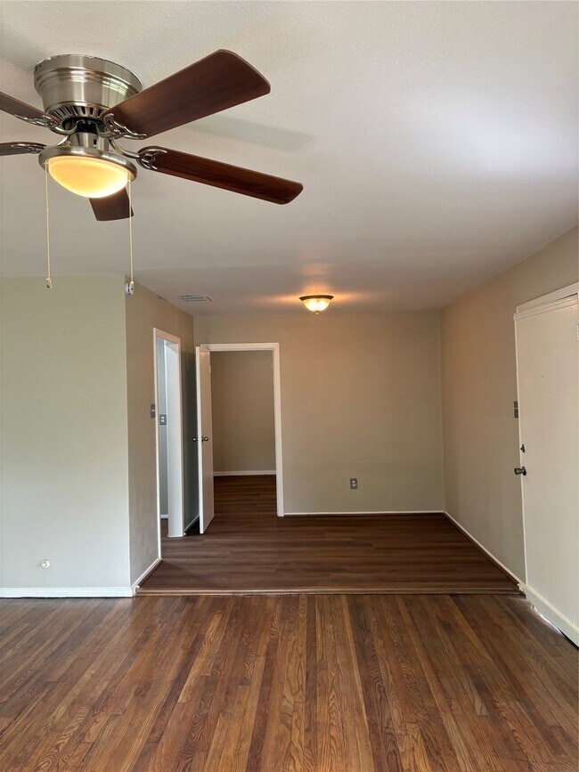 Building Photo - 5914 Ridgeway Dr