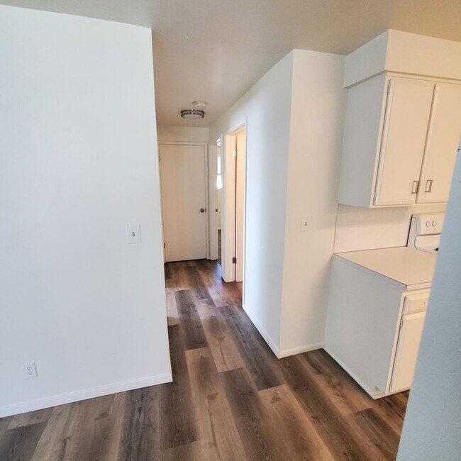 Building Photo - 866 600 W