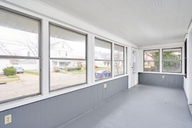 Building Photo - Beautifully remodeled 3 bed 1 bath colonial in East Akron !