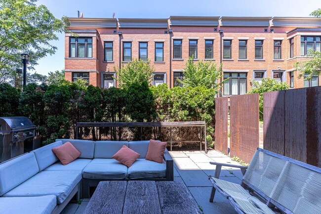 Building Photo - Stunning Capitol Hill One-Bedroom!