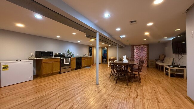 Building Photo - 8507 N Olcott Ave