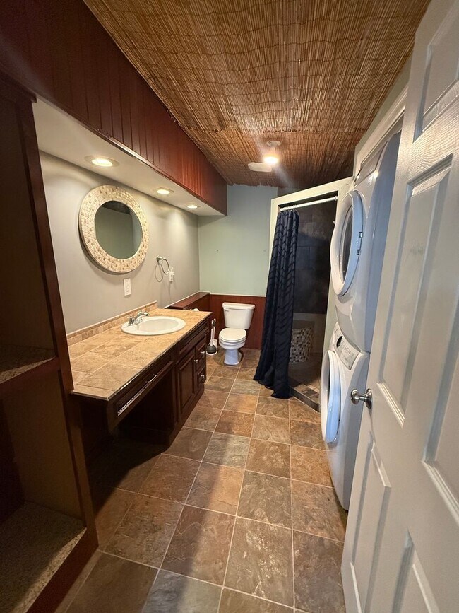 Building Photo - Private Charming Home!