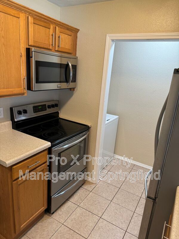 Building Photo - 1050 W Elm St