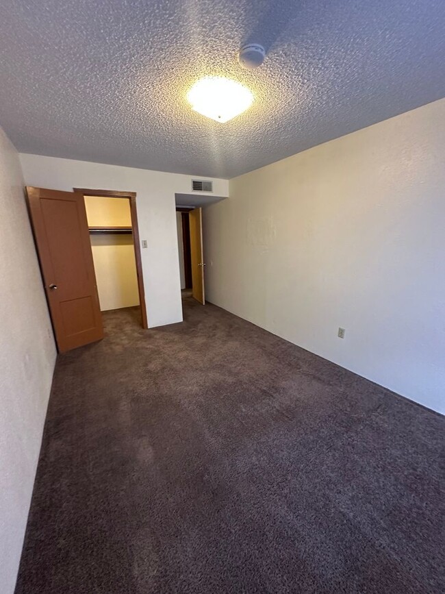 Building Photo - Spacious Upstairs 1 Bed Apartment!