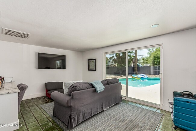 Building Photo - 1027 E Palmaire Ave