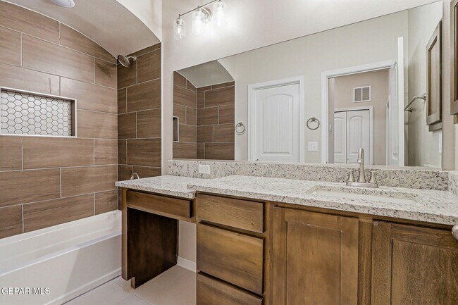 Building Photo - 916 Keenland Ave