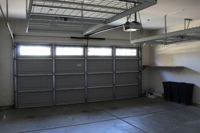 Building Photo - Northwest Bakersfield Home in the Village Green Community For Rent