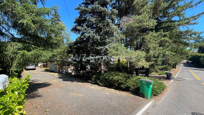 Building Photo - 2 Primary Suites + Huge Yard in Markham - ...