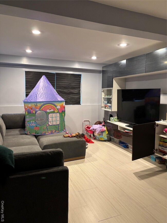 Building Photo - 570 Church Ave