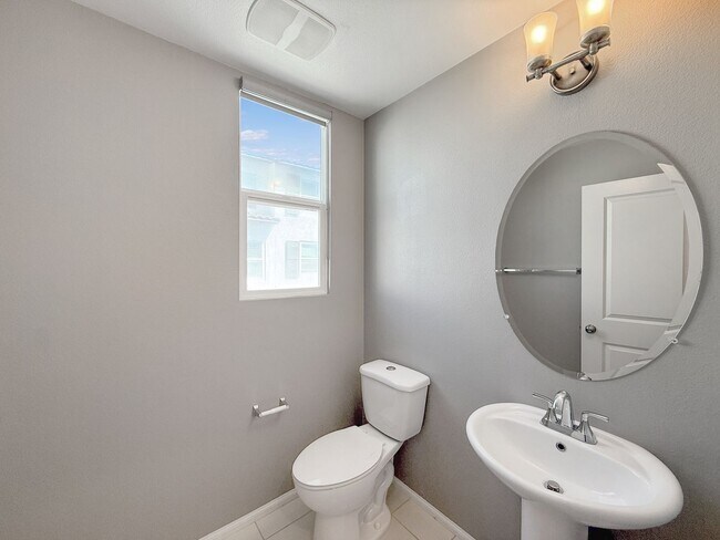Building Photo - Beautiful 3B/3.5BA Townhouse in Carlsbad w...