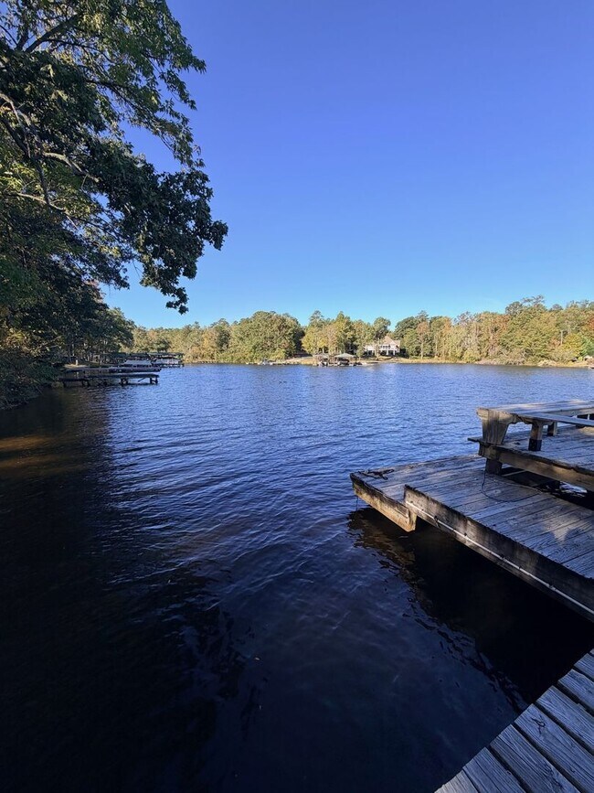 Building Photo - 332 Pinelake Dr.