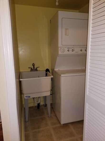 Building Photo - 2 Broadway