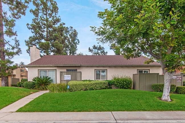 Building Photo - 3 Bedroom, 2 Bath 1374sf Detached condo in...