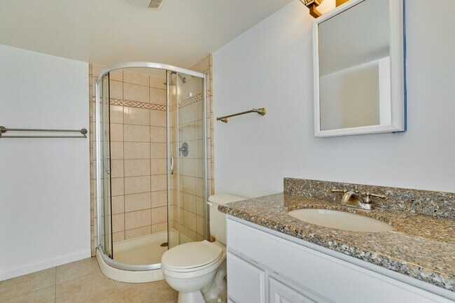 Building Photo - Spacious 4 Bed 3 Bath Home in Highly Desir...