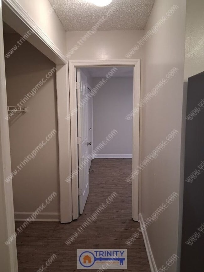 Building Photo - NEWLY UPDATED!! Ready and waiting for you!