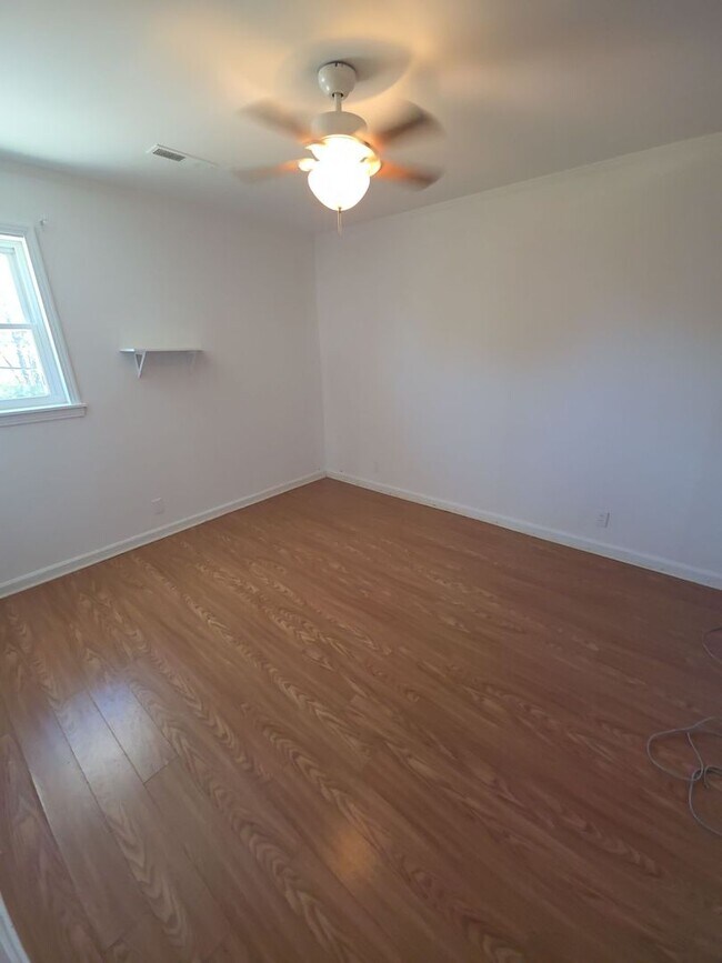 Building Photo - 117 Lynn Dr