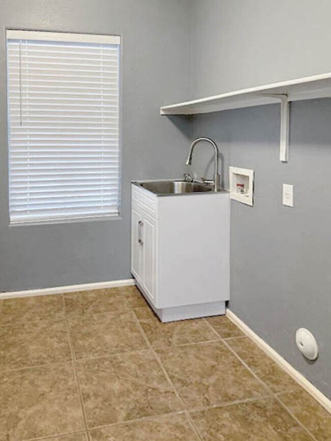 Building Photo - Solar makes this 4bedroom Goodyear home a ...