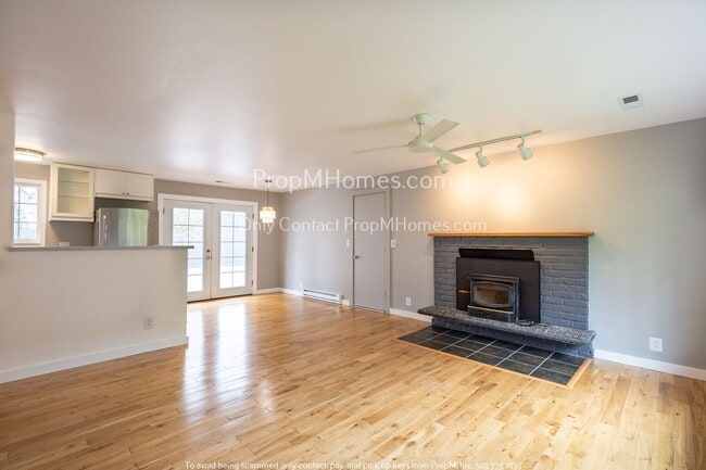 Building Photo - Charming Three Bedroom Awaits in West Linn!