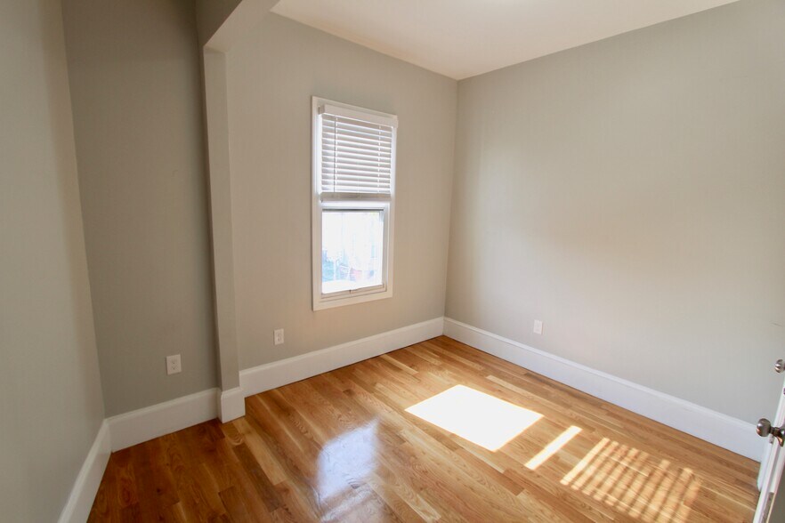 Building Photo - 460 Saratoga St